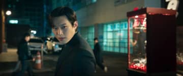 キム・ソンチョル　笑顔の裏に猟奇的で危険な表情　繁華街を牛耳るボスに　「PROJECT Y」場面写真