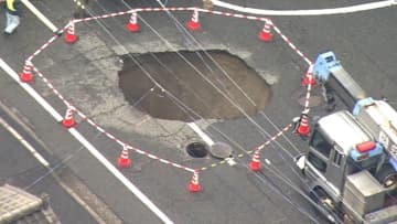 ｢ドーンという音がした」道路の“真ん中”が陥没　下水管の損傷で直径5ｍ深さ3m…けが人なし　新潟市