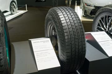 横浜ゴム、2月に発売予定の新製品「ジオランダー H/T4」展示中 アグレッシブなリバーシブルタイヤ