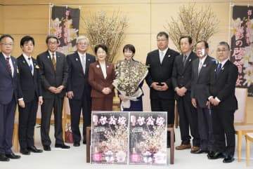 首相、山形の桜に笑顔　「一足早い春楽しむ」