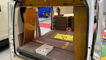 車内に4人寝られる「奇跡の軽自動車」本気すぎる軽キャンがアウトドア派にブッ刺さる。余白のあるレイアウトは自由度抜群。