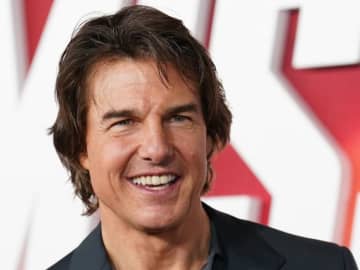 ＜まさかの実現＞トム・クルーズ、見学に訪れた『スター・ウォーズ』撮影現場でライトセーバー戦闘シーンを撮影