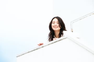 片平里菜、2年8ヶ月ぶり10thシングル「愛するたびに」は渾身のラブソング