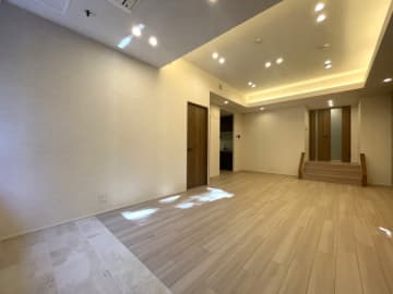 世田谷弦巻ハイム 1階｜「桜新町」駅徒歩12分。都心近接、穏やかな日常が息づく世田谷・弦巻。専用使用権付き駐車場・トランクルーム・ごみ置き場あり。ゆとりの2LDK角住戸