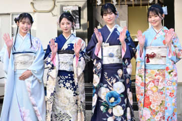 「僕青」４名が晴れ着姿お披露目　リーダー・塩釜菜那からエール「ひと時ひと時を楽しむ心を忘れずに」