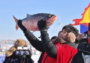吉林省の査干湖で伝統漁「冬捕」始まる、「頭魚」は約3800万円で落札―中国