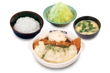 松のや、サクサク食感のやわらかなチキンかつを味わう「オニオンチーズチキンかつ」発売。ポテサラで味変も