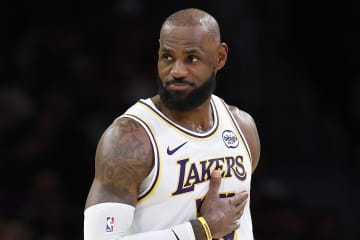 「試合後は足を痛めていることが多い」レイカーズ指揮官が41歳レブロンの現状を明かす「翌朝に目覚めた時の状態次第」＜DUNKSHOOT＞