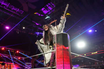 「2人のレジェンド」引退する棚橋弘至へ世界的人気を誇る日本人女子が向けたメッセージと“若かりし2ショット”にファン感慨