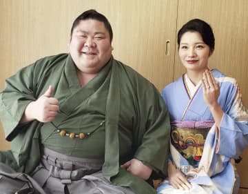 元幕内の十両剣翔が婚約　客室乗務員の祐華さんと