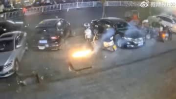 マンホールの蓋が突然吹き飛ぶ…原因は子どもの「爆竹遊び」　中国で社会問題に　消防当局が注意呼びかけ