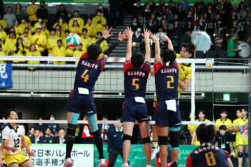 「よく頑張った!」東山高の豊田充浩監督とエース岩田怜緯が交わした熱き抱擁。鎮西高撃破の瞬間に