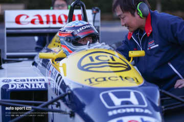 佐藤琢磨は今年も全開!?　東京オートサロン2026のウイリアムズ・ホンダFW11デモランのテスト走行で笑顔