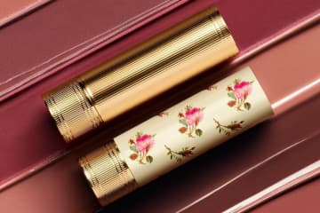 グッチ ビューティ、繊細な輝き纏うシアーリップに“ミルクティー”など26年春新色＆花柄パケで