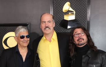 フー・ファイターズ　リズムギタリストが左足を複雑骨折…当面は代役を立ててライブ活動へ