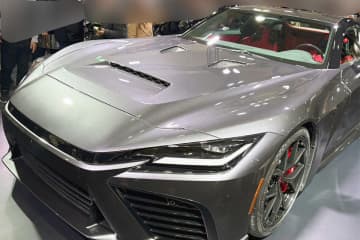 トヨタの新型スーパーカーに人だかり「すっげぇ」報道陣も殺到　ダイハツとまさかの“軽トラ対決”も