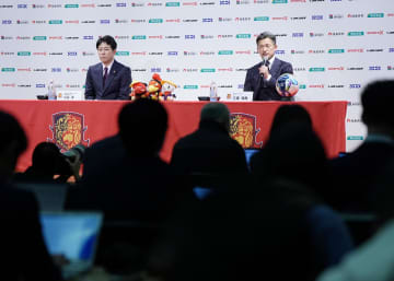 海外でも「永遠のキングカズ」　記者会見を伝える