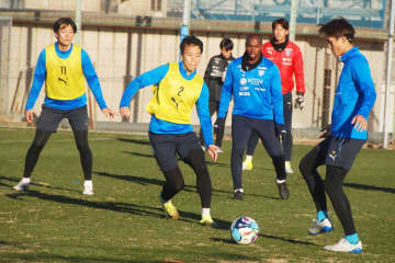 【横浜FC】全体練習を今年初公開　須藤新監督が抱負「結果、内容、育成の3冠取れるように」