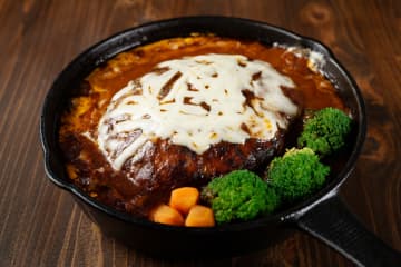 料理研究家ゆかり、ふっくらジューシーな『煮込みハンバーグ』のレシピを公開　隠し味のマヨネーズでお店のような仕上がりになり失敗知らずと話題に「マヨネーズを入れるとふっくらと出来るんですね。ソースも赤ワインが入って本格的でいいですね」「うわ〜美味しそうですね。私も明日！早速作ります。」