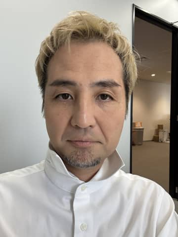 スリムクラブ内間政成が外食先のトッピング卵100円に衝撃を受け持ち帰り報告「家で食べたら損」とSNSでツッコミ続出