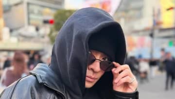 ファン“パニック”！？岸優太 渋谷のド真ん中でお忍び姿披露！完全防備も溢れるオーラに「バレないの！？」