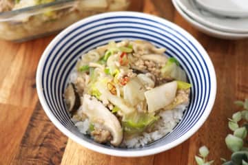1品で大満足！野菜もたんぱく質もとれる「丼ぶり風」朝ごはんレシピ3選