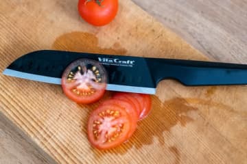 切るたび、気持ちいい。下ごしらえがはかどる「ビタクラフト ソリッドナイフブラック」