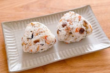 上白石萌歌がハマった「梅じゃこおにぎり」の作り方　“混ぜ込むだけ”で至福の味わい