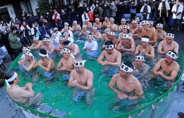 極寒の水中で一年の無病息災を祈る！鐵砲洲稲荷神社で「第71回寒中水浴大会（寒中禊）」が1月11日に開催