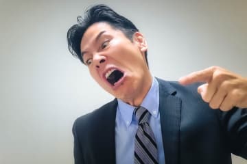 コンプラ講義の直後に「社長が専務を平手打ち」！ 翌年には講義自体を消滅させた会社にドン引き
