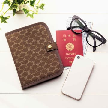 高級感ある手帳型収納ケースが付録の「素敵なあの人」4月号。お金やレシート、診察券も1つにまとまる