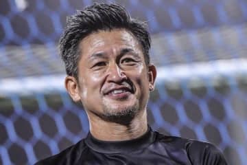 ｢どこぞの組長ですかww｣J3福島加入会見登場のキングカズが圧倒的迫力！｢イケすぎてる｣｢ハードボイルドな映画が始まりそう｣