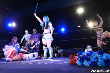 引退3日前に大量の婚姻届とフォースをファンからプレゼント！困惑する女子レスラーがライトセーバーで斬り捨て勝利！