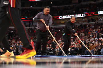 NBAで“異例”コートに結露発生で試合中止に。約２時間待たされファンはブーイング、選手は「本当にプレーしたくなかった」＜DUNKSHOOT＞