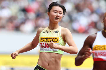 陸上＆モデルの二刀流ハードラー、箱根駅伝で躍進した順天堂大メンバーらと私服姿で笑顔「次回背負わせてください」と珍オーダーしたのは…