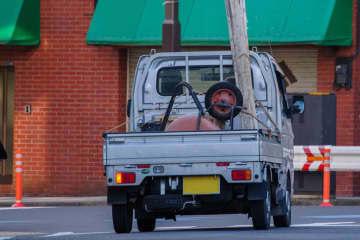 57歳男性 軽トラで “大型トラック” を煽り散らし、停車させ自分の『スマホ』を投げつけ逮捕 ネットでコメント殺到「なんで自分のスマホ投げるの？故障して困るの自分じゃん…」「軽トラで大型トラックを煽っるって発想自体かなりやばいと思う。」