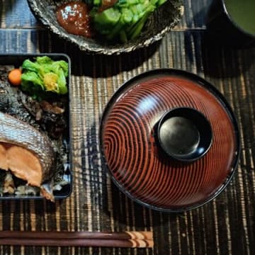 開けてビックリ！美しい！大きな大根の味噌汁！海老蟹出汁！