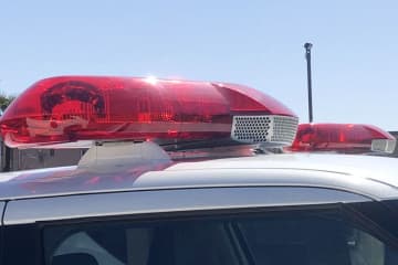 自転車の男性死亡…車にはねられる　昼に飲食店前で　店駐車場から車が出た瞬間、男性にぶつかる　運転手の男逮捕、違反の疑い　衝突時、男性は路上で倒れていた