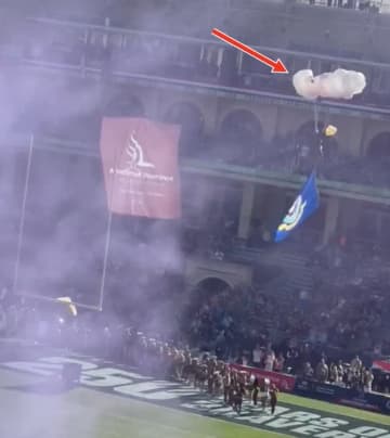 「なんてこと…」パラシュートが空中で制御不能に→スタジアムに落下する瞬間を観客が捉える