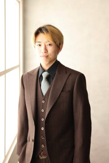 「男の成人式は、ただの儀礼」なのか？世間の冷めたデータを覆し、自腹でオーダースーツを仕立てたある若者の事例を公開　～ 日本初「成人式特化型オーダースーツ」第一号顧客が証明した、“形式”ではなく“決意”を纏うという意味 ～