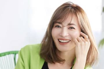 44歳・新山千春、初の温泉ロケ報告　“美デコルテ”あらわな入浴シーンに「艶やか色っぽい」とファン注目