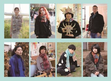 自ら編んだマフラーを“さみしさ”抱える人々がまとう うつゆみこ写真展「さみしさとマフラー」