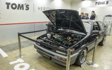 トムス、現代の技を活かすレストア事業「トムスヘリテージ」で仕上げたAE86レビン展示中