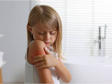 子どもが体中掻きむしっていたら。対策とセルフケアについてクリニック院長安達先生にお伺いしました