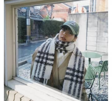 のん、プライベート感あふれる冬の街の“散歩ショット”公開