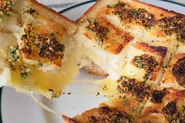 【閲覧注意】深夜に見ちゃダメなやつ　「チーズ×バター」の罪悪感がヤバいトースト