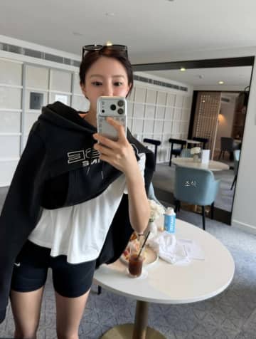 ヒョミン（T-ARA）、太もも丈レギンス姿でシドニーのスーパーを闊歩…超スリムな美脚を披露