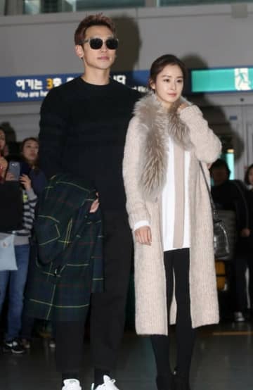 キム・テヒ＆Rain(ピ)夫婦、手をしっかりつなぎ故アン・ソンギさんを弔問…結婚式の証人などで格別な縁があった