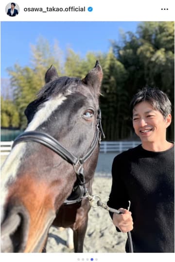 57歳・大沢たかお、馬と戯れ姿にファン悶絶「貴公子ですかね？」「尊過ぎる！」