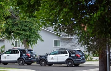 「バカな真似はするな」昼12時の住宅街で銃を所持する男、警官に発砲。緊迫のやり取りが公開される